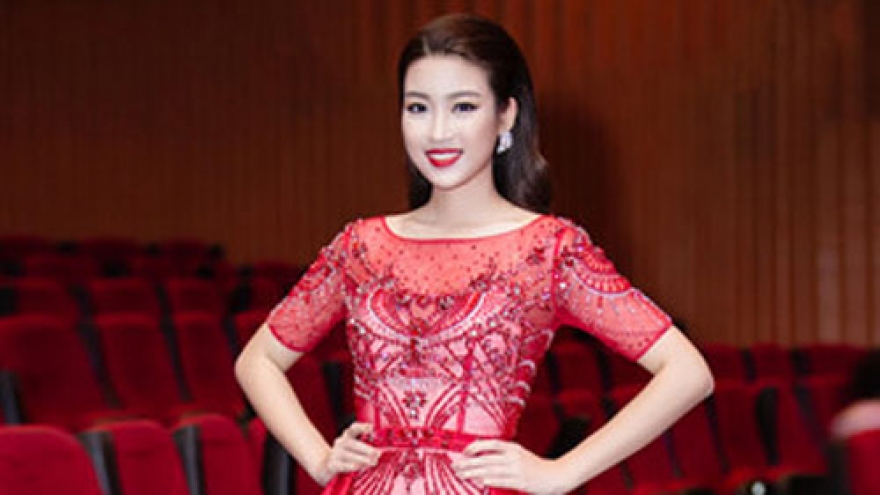 My Linh stuns in red lace dress at TET music festival