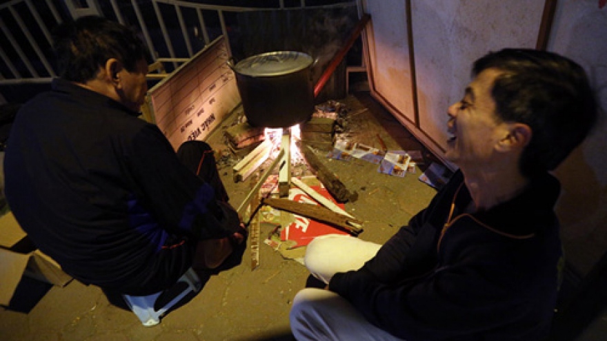 Street vendors boil Banh Chung all night long