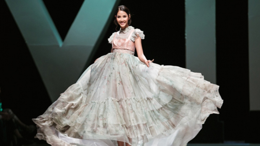 Hoang Thuy models at Vietnam Int’l Fashion Week