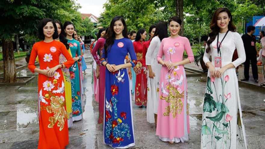 Miss Vietnam northern finalists visit Kim Lien historic site in Nghe An 
