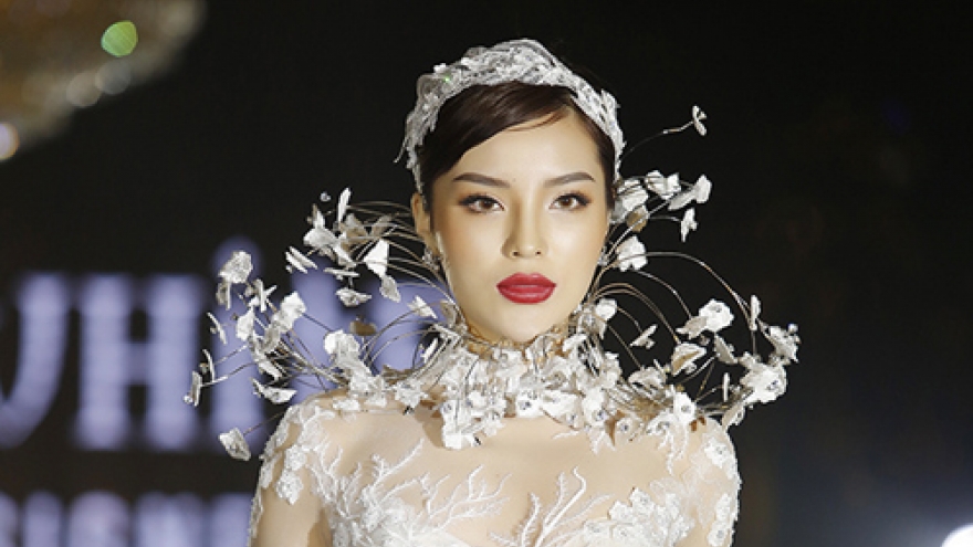 Ky Duyen charming in Hanoi fashion event