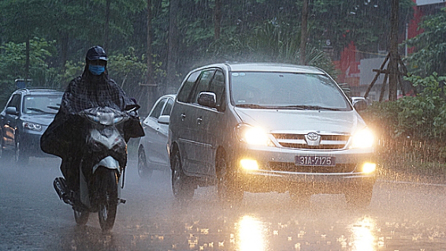 Rain hits Hanoi following prolonged heat wave