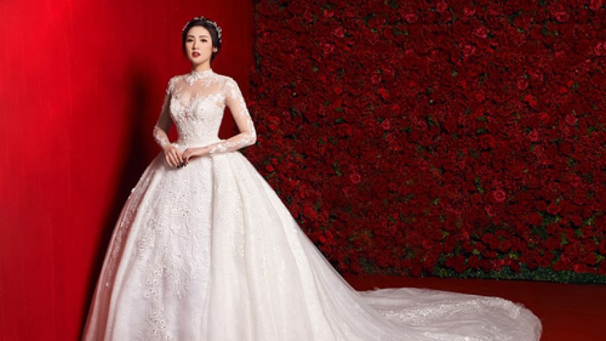 Tu Anh charming in Lek Chi’s wedding collection