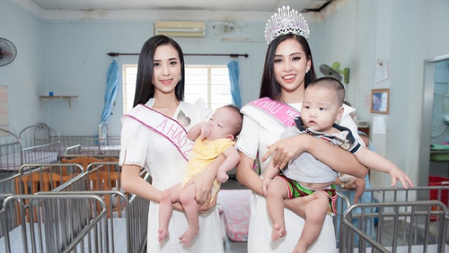 
        Tieu Vy begins charity work after Miss Vietnam 2018 victory
                          
                      