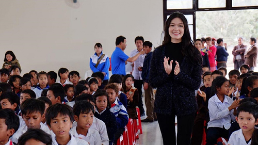 Thuy Dung presents gifts to disadvantaged children ahead of Tet
