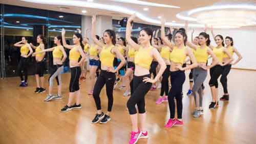 Miss Vietnam 2016 finalists do gyms