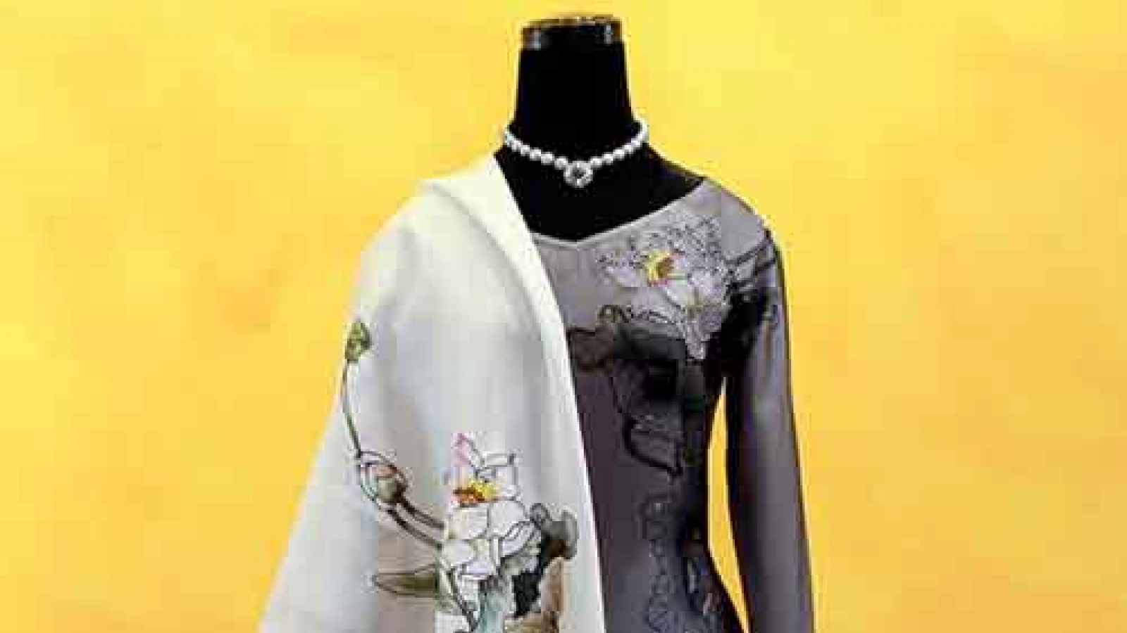 HCM City gifts Ao Dai gown to Michelle Obama