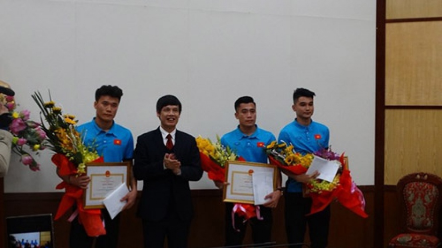 Hotshot goalkeeper Bui Tien Dung greeted in his home locality