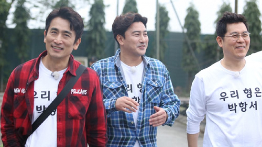 Korean star Ahn Jung-hwan visits Vietnam U23s and coach Park Hang Seo