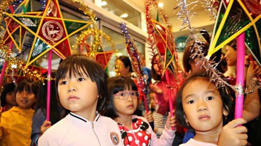 Vietnamese children in Czech Republic celebrate Mid-Autumn Festival 