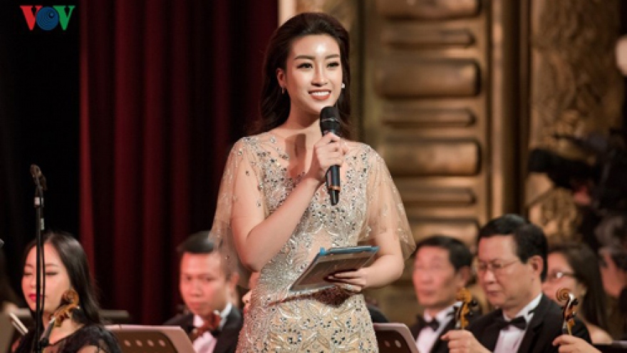 MC My Linh enthrals the crowds at Hanoi concert