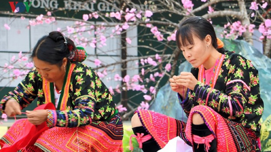 Mong ethnic women’s crochet competition
