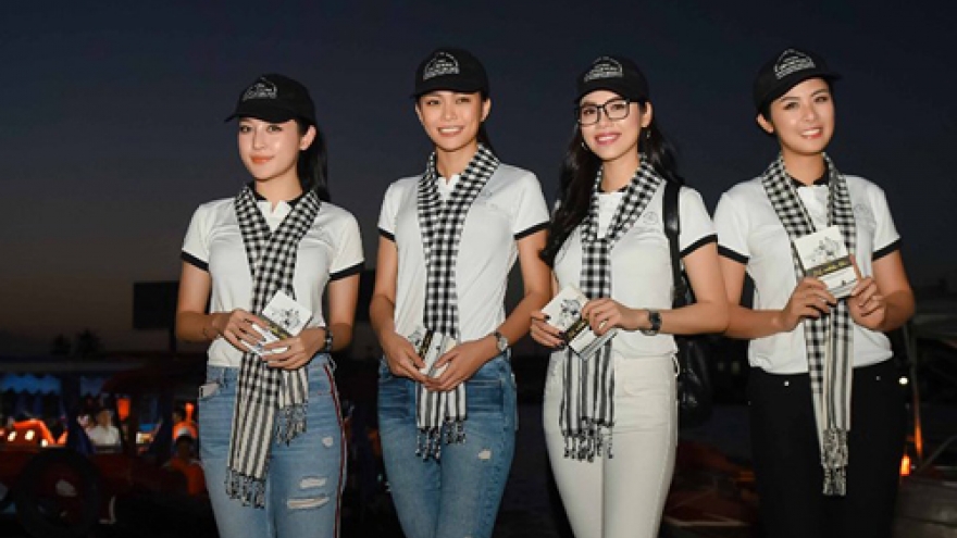 Vietnamese beauty queens present books to Can Tho people