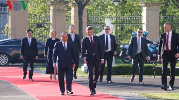 Czech Republic holds welcome ceremony for PM Phuc