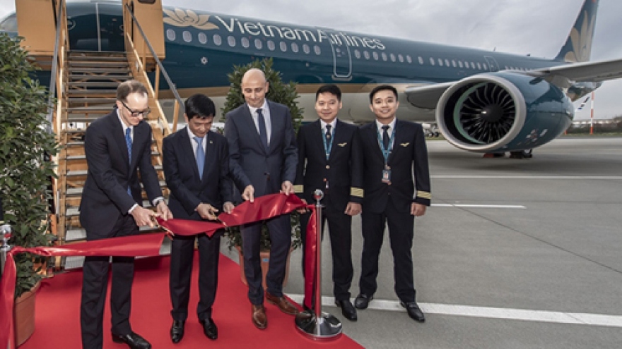 Vietnam Airlines takes delivery of plane from Airbus