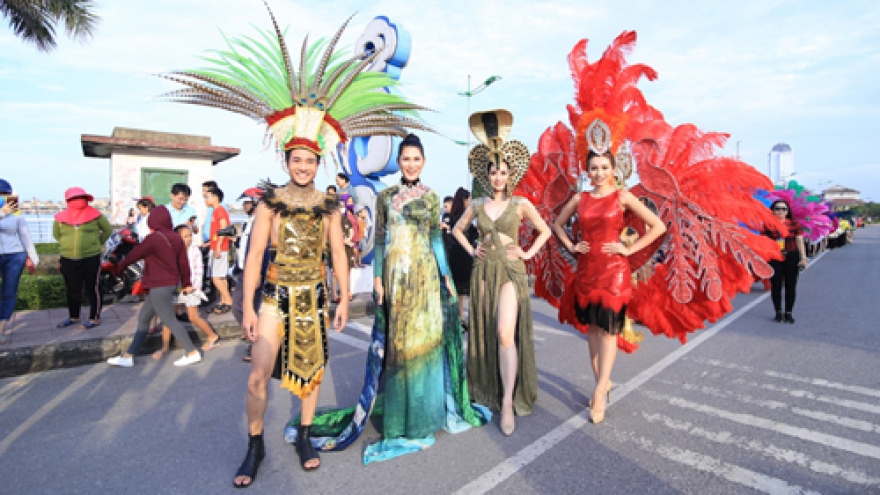 Models in eye-catching outfits at Dong Hoi Carnival