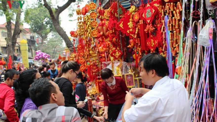 Shoppers blitz Hang Ma Street for last minute TET gifts