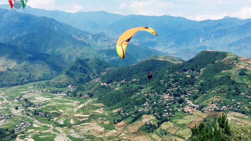 Stunning images from Yen Bai paragliding festival 