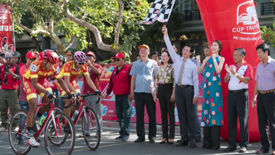 Tuong Linh cheers on competitors at HTV Cycling Tournament