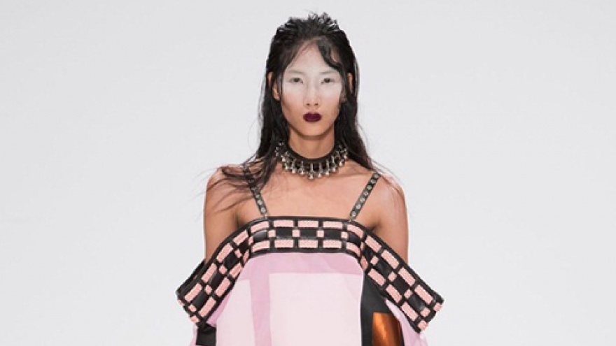 Hoang Thuy struts London catwalk