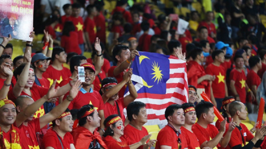 Vietnamese and Malaysian fans unite in show of friendliness