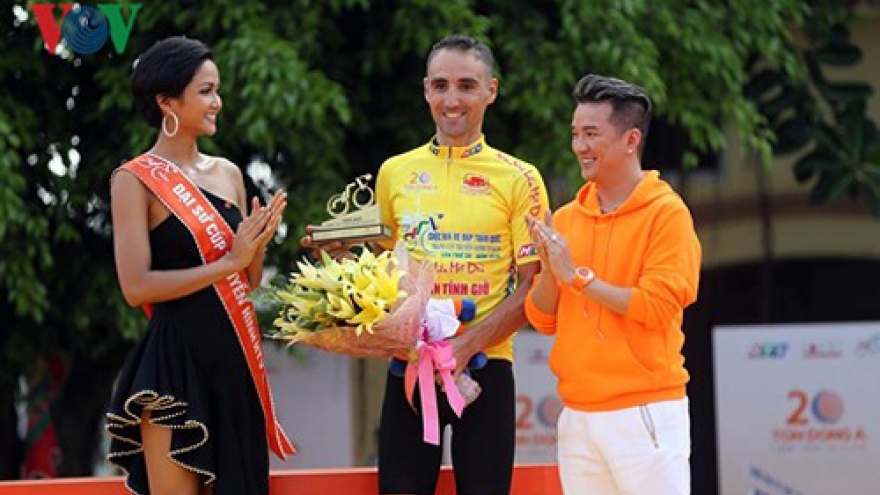 Miss Universe Vietnam 2017 inspires cyclists in HCMC TV race