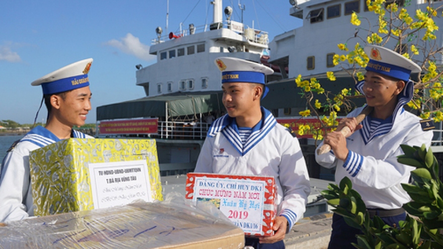 Naval ships bring Tet gifts to soldiers stationed on duty at DK1 Platform