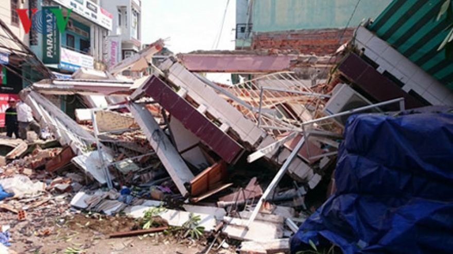 Quy Nhon house collapses after gas explosion, killing 1