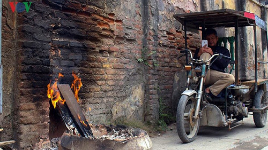 Hanoians wrap up to ward off the cold