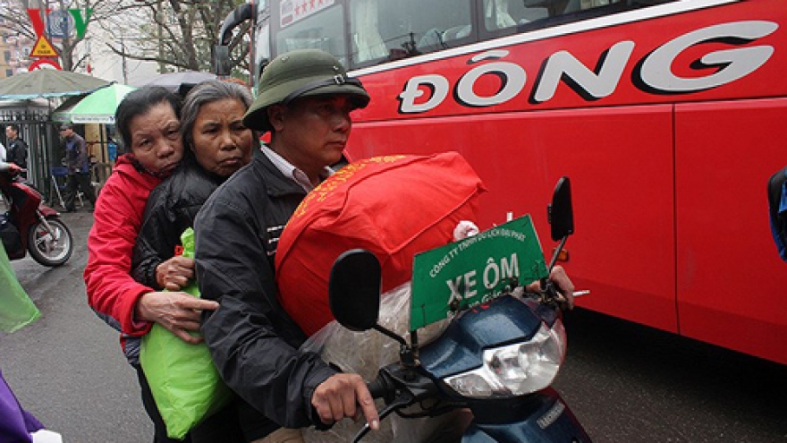 Huge influx of people to Hanoi after Tet holiday