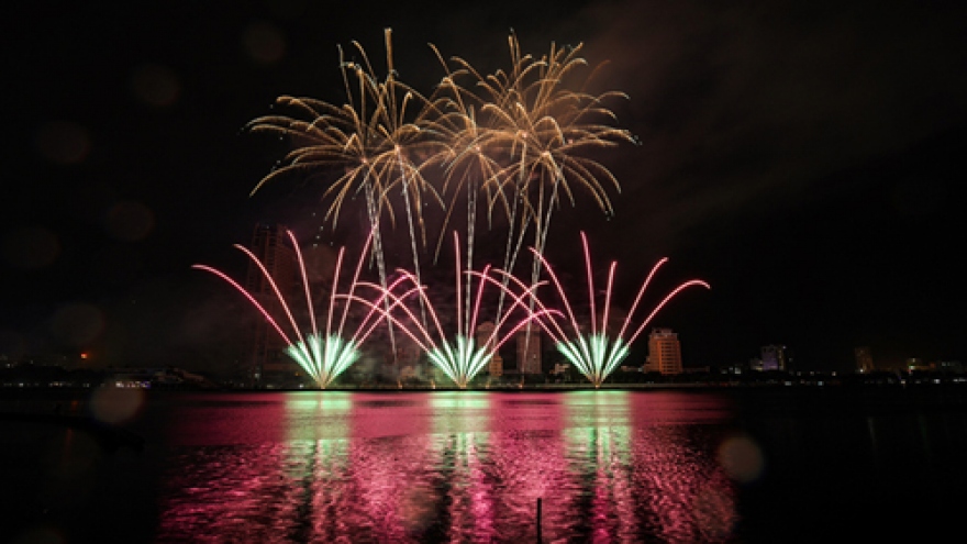 Finnish and Italian teams display spectacular fireworks at 2019 Da Nang Festival