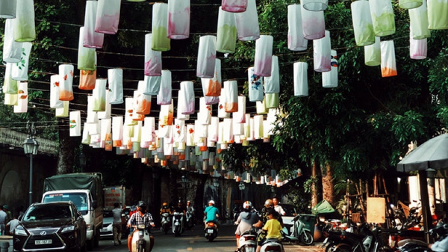 Lantern street in Hanoi excites crowds as Mid-Autumn Festival draws near
