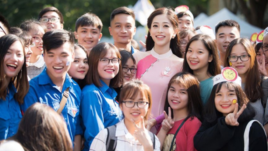 Runner-up Phuong Nga visits her university in Hanoi