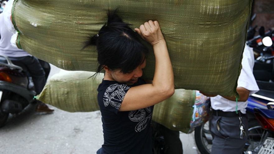 14 pictures of women at work in Hanoi