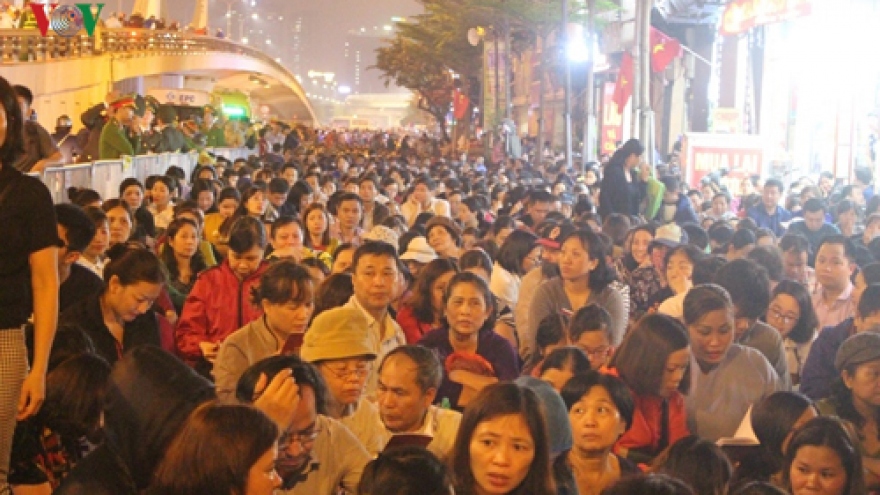 Thousands of pilgrims descend on Phuc Khanh pagoda