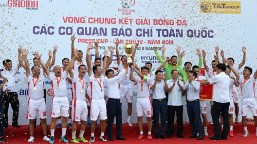 National press football tournament concludes in Can Tho