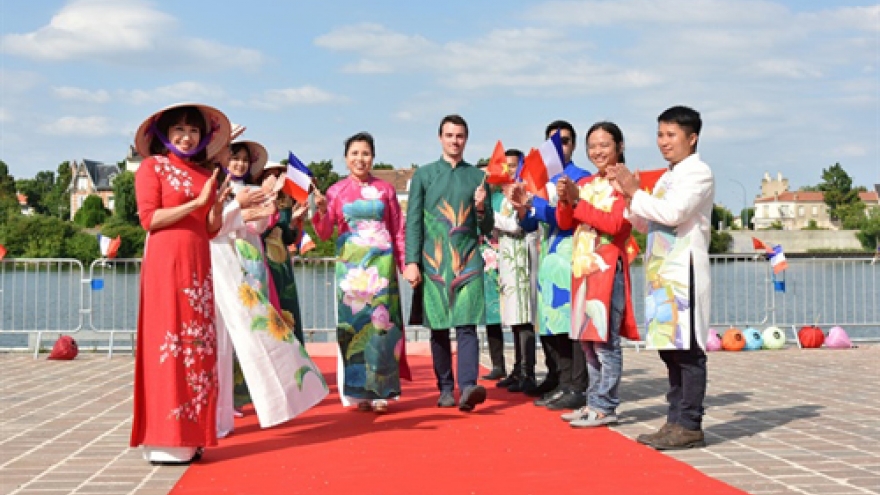 Ao Dai collections introduced in France
