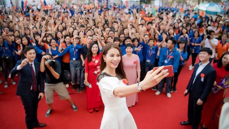 Pham Huong joins flashmob with Hanoi students 