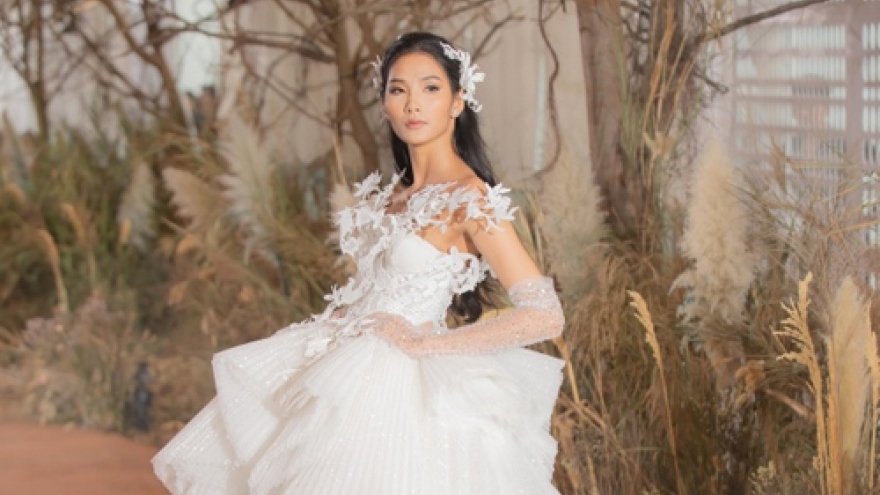 Hoang Thuy shines in key role at Thanh Phong fashion show
