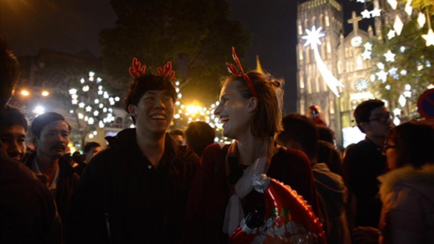 Foreigners enjoy Christmas as festive atmosphere descends on Hanoi