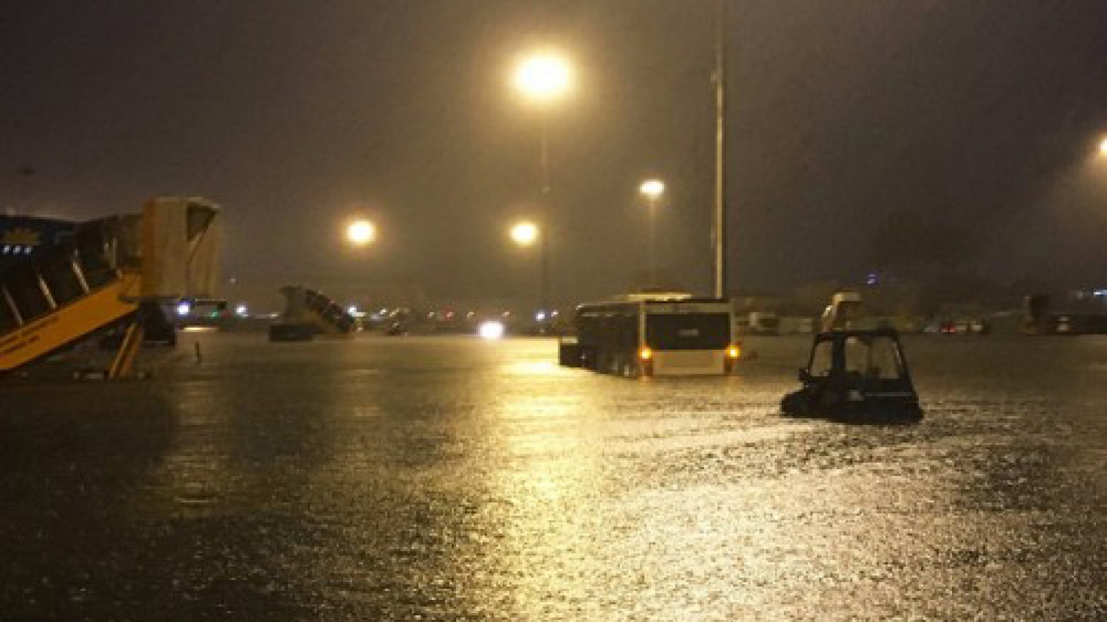 Heavy rain floods Saigon airport; numerous flights canceled