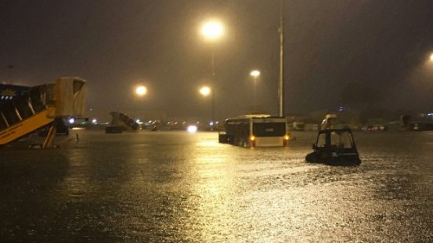 Heavy rain floods Saigon airport; numerous flights canceled