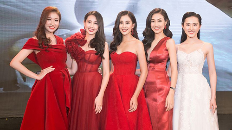 Beauty queens dazzle in red at Danang event