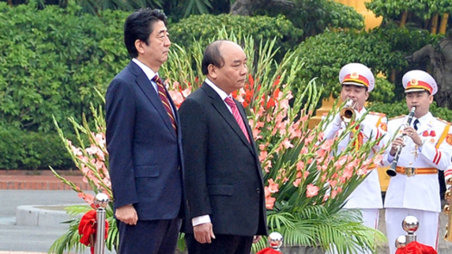 In photos: Japan PM Abe welcomed in Hanoi