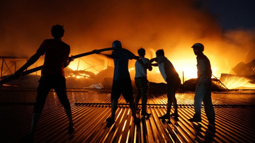 Huge fire rips through Hanoi light bulb warehouse
