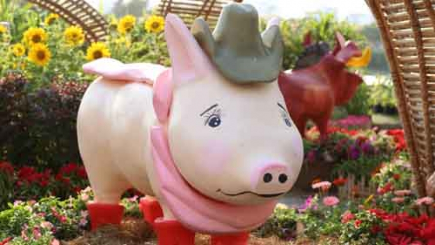 Flowers and pig-shaped statues featured in Phu My Hung spring flower fair