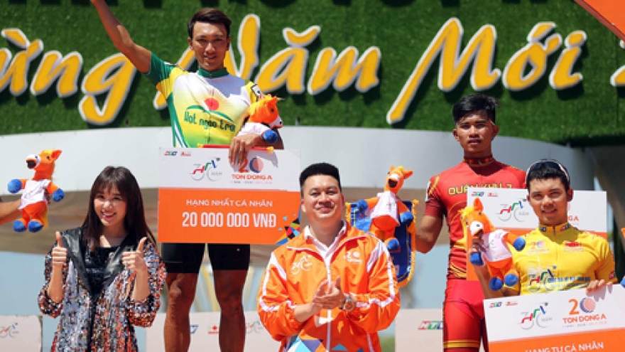 Hari Won cheers on HTV Cycling Tournament