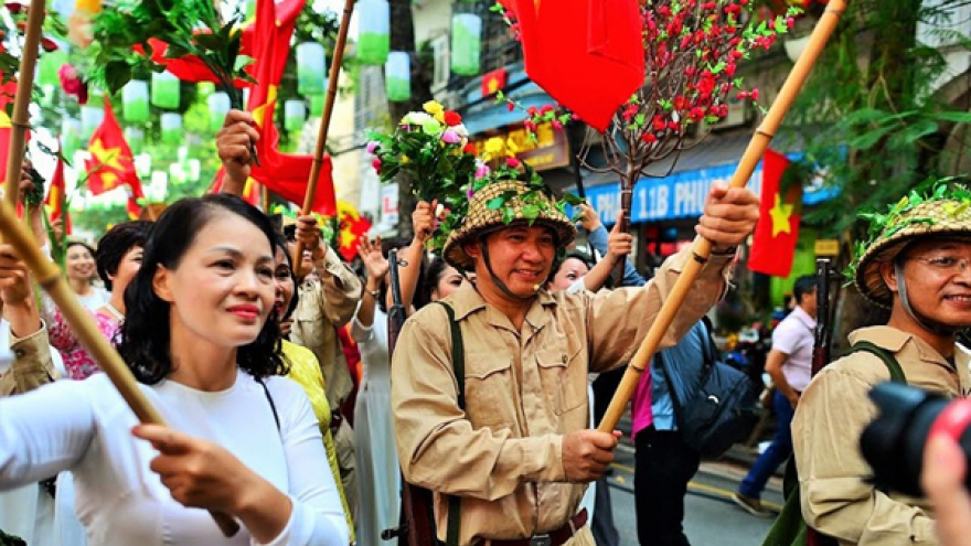 Phung Hung mural street hosts reenactment of Hanoi Liberation Day 