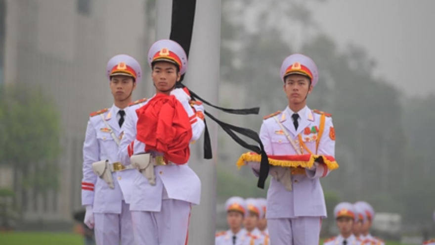 National flags flown at half-mast to mourn former President Le Duc Anh