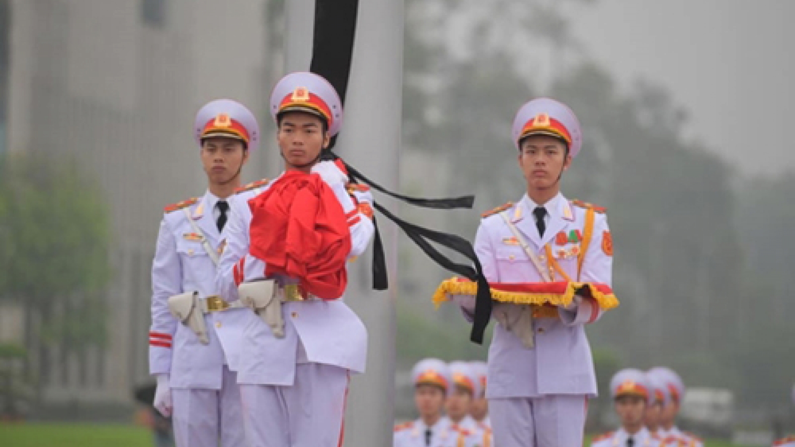National flags flown at half-mast to mourn former President Le Duc Anh